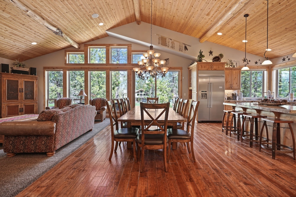 5 Vine Maple 6 Bedroom Home by Redawning — 4-Star Luxury Hotel in Bend, United States