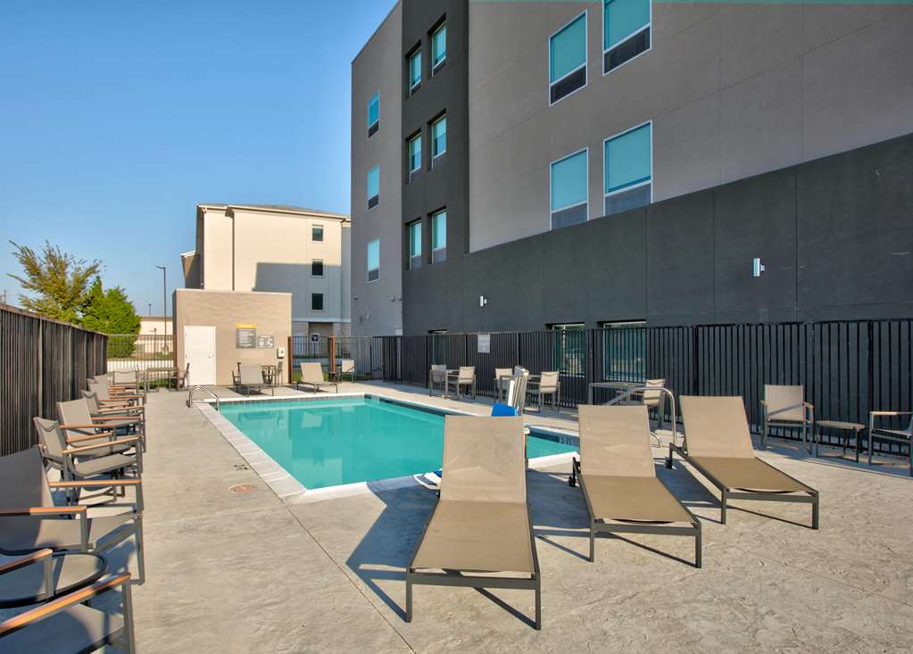 La Quinta Inn & Suites by Wyndham Dallas Fairpark - photo 21