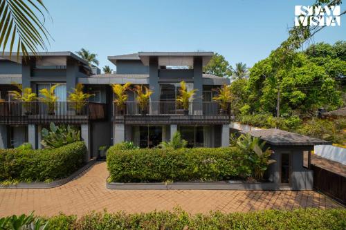 StayVista at Casa Vida Oro with Pool WiFi Terrace — 4-Star Luxury Hotel in Vagator, India