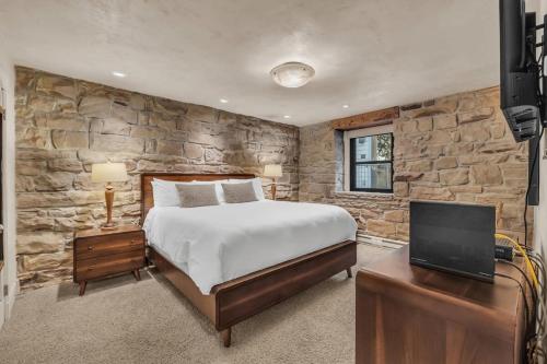 Rustic 2BR Steps from Main St — Bridgeport — photo 3