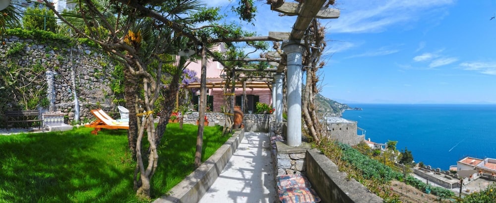 Casale Fralisa Marvelous Terrace and hot tub With sea View — hotel in Praiano