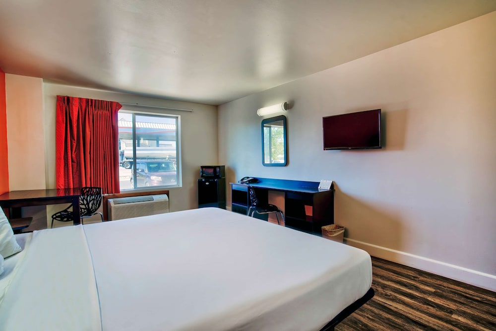 Motel 6 Hesperia CA West Main Street I 15 - photo 13