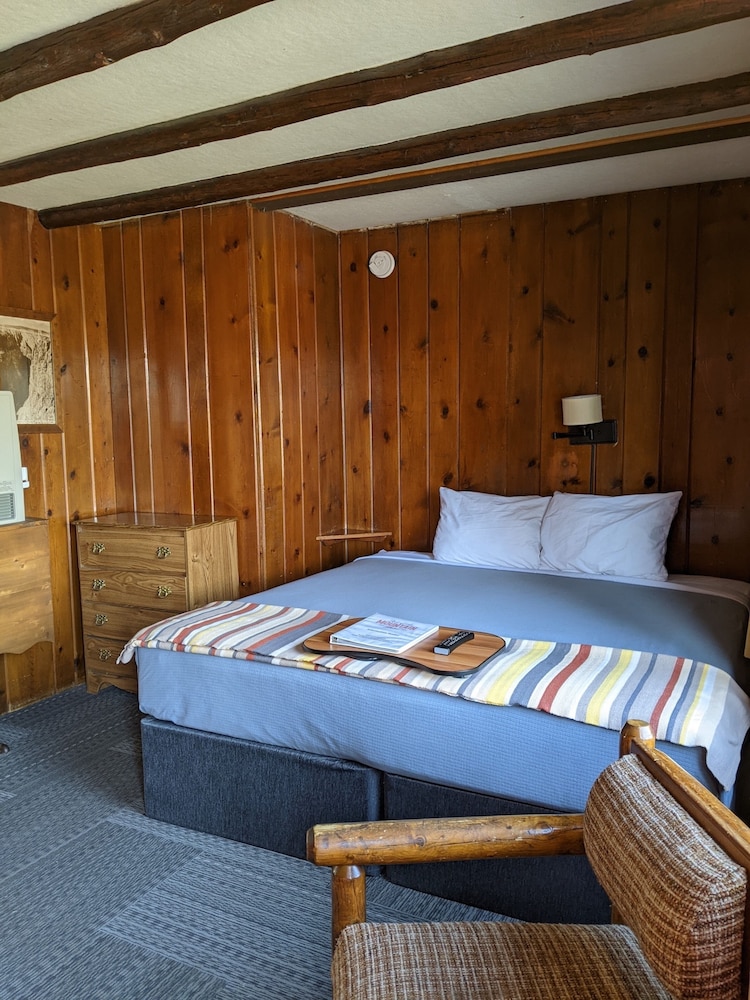 Foot of the Mountain Motel - photo 15