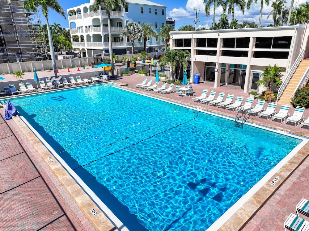 Palm Bay Club By Beachside Management — 4-Star Luxury Hotel in Siesta Key, United States