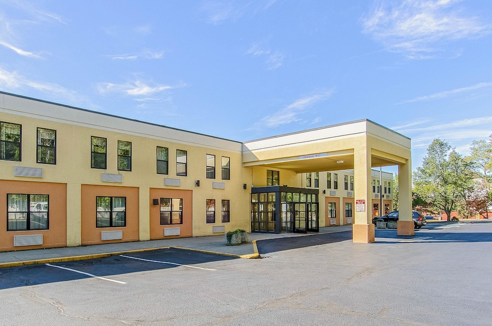 Red Roof Inn & Suites Middleborough - photo 27