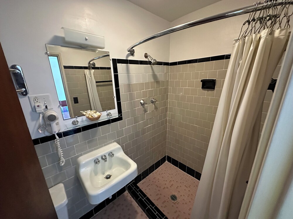 Four Oaks Lodging & RV Resort - photo 10