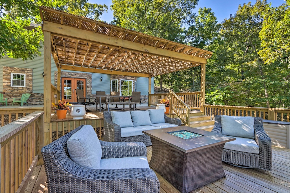 Dock And Jet Ski Slip Lakeside Sunrise Beach Home — 4-Star Luxury Hotel in Osage Beach, United States