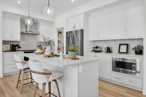 New Luxury Sleeps 7 AC Double Garage in Edmonton, Canada