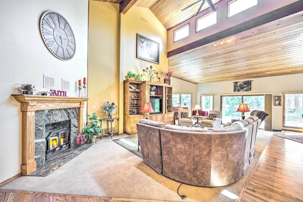 Serene Monument Sanctuary w Patio & Fire Pit - photo 22
