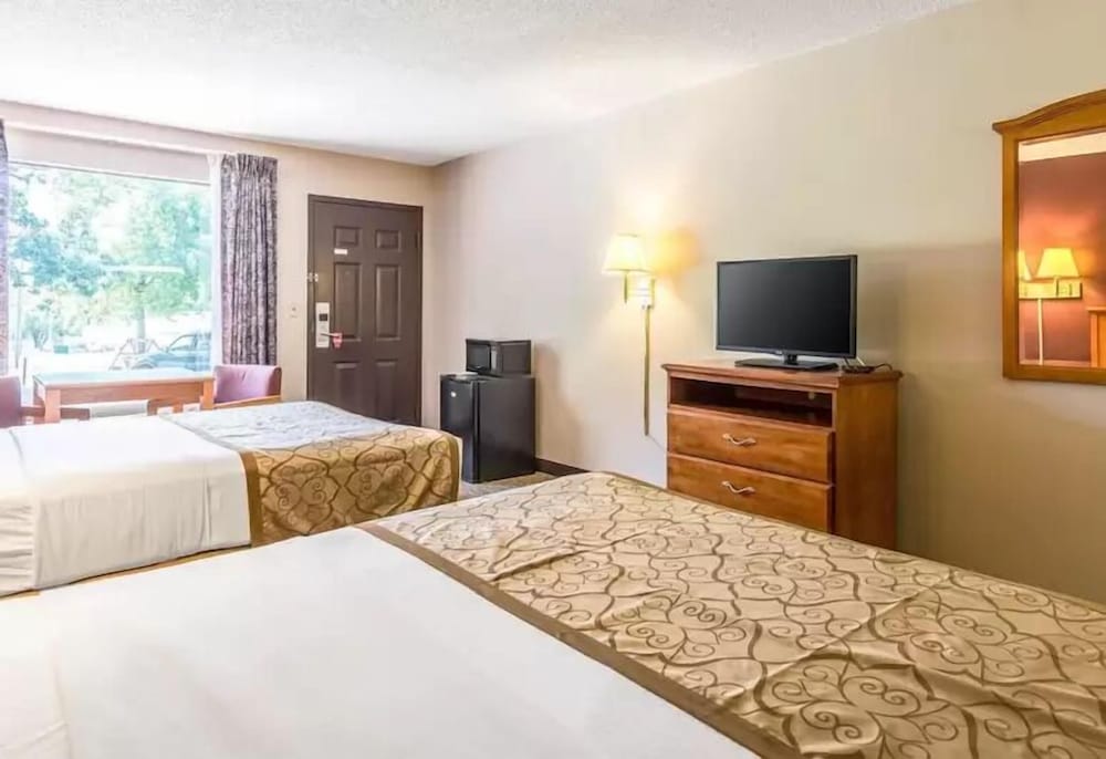 The Parkwood Inn & Suites - photo 10