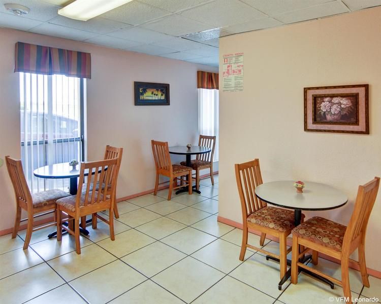 Econo Lodge Marshall - photo 9