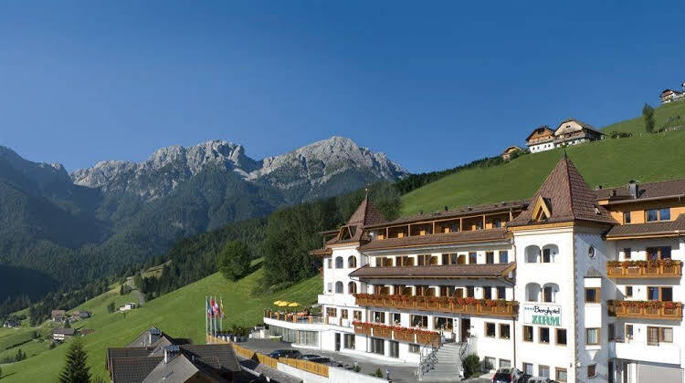 Kronplatz Resort Berghotel Zirm - carbon neutral hotel in Valdaora Di Mezzo