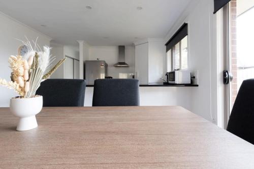 Modern Delight: Cosy Home with Parking — Invermay — photo 4