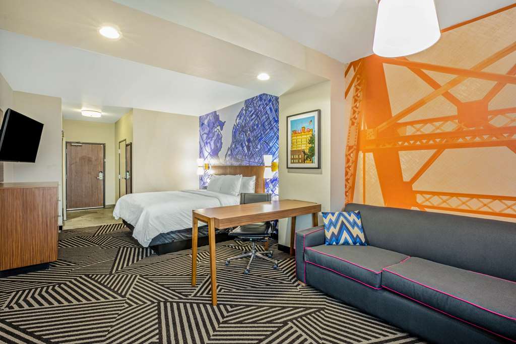 La Quinta Inn & Suites by Wyndham Waco Downtown Baylor - photo 24