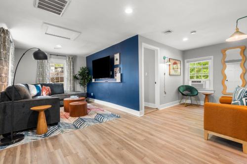 Walk to Mohegan Modern 3BR Home Getaway — 4-Star Luxury Hotel in Norwich, United States