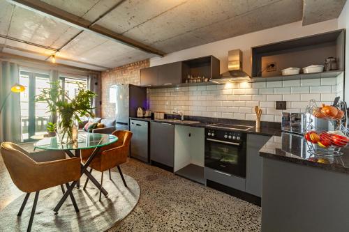 Chic Warehouse Style 1 bedroom Blouberg Beachfront 14 Manhattan