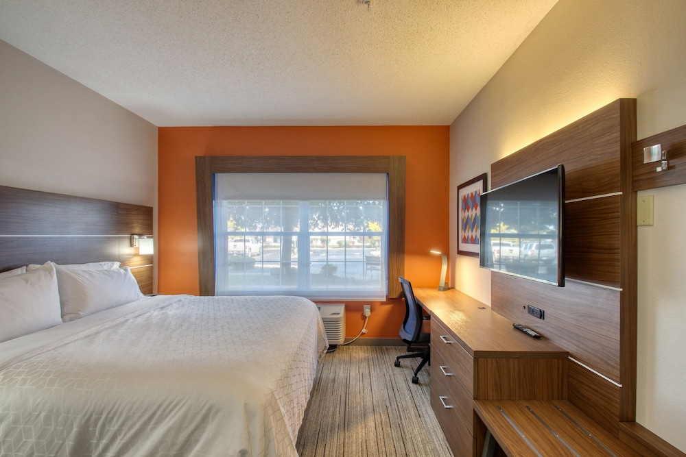 Holiday Inn Express Hotel & Suites Oshkosh by IHG - photo 43