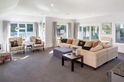 Grand 5 Bedroom Villa in Fendalton — 4-Star Luxury Hotel in Christchurch, New Zealand