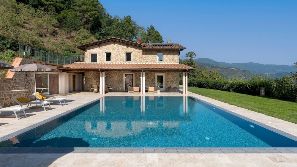 Villa Carlotta 8 Emma Villas — 4-Star Luxury Hotel in Pescia, Italy