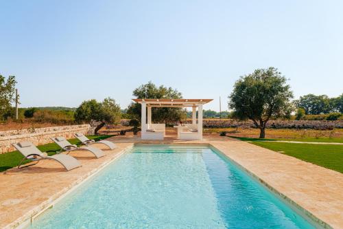 Helloapulia Trulli Pumo Bianco Private Pool Stone Patio English Lawn Near Ostuni — Ceglie Messapica