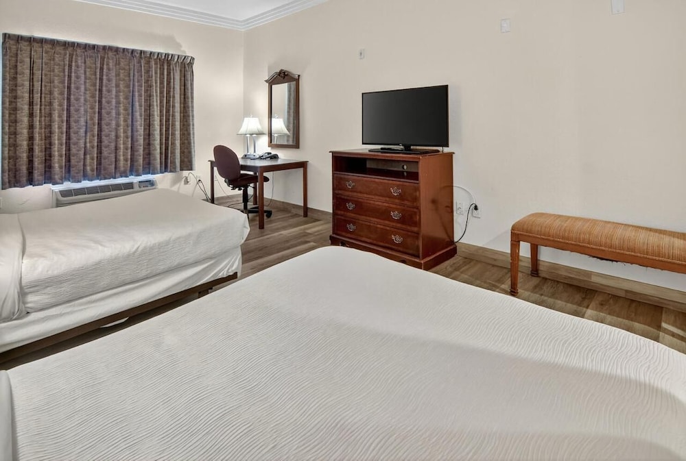 Robinson Inn and Suites - photo 12