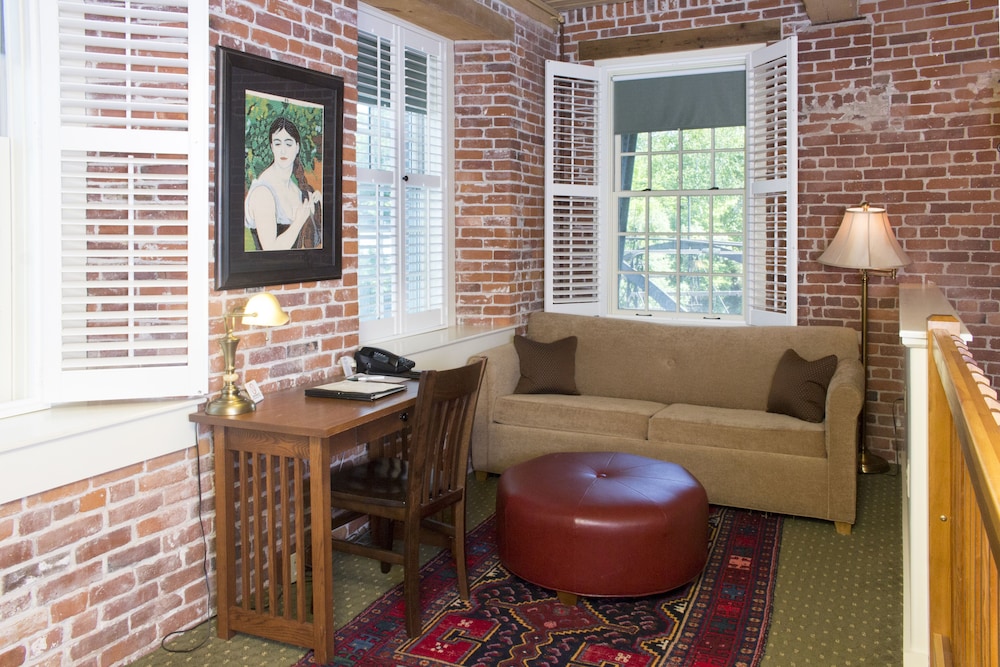 The Common Man Inn & Restaurant - photo 47