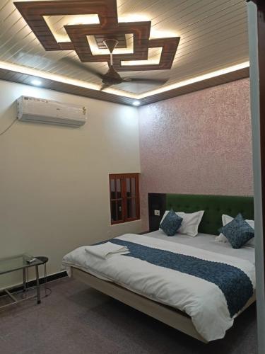 Snerola family hotel in Lucknow, India