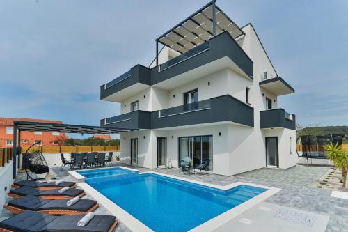 Luxury Villa JoMaNI with heated pool — 4-Star Luxury Hotel in Bibinje, Croatia