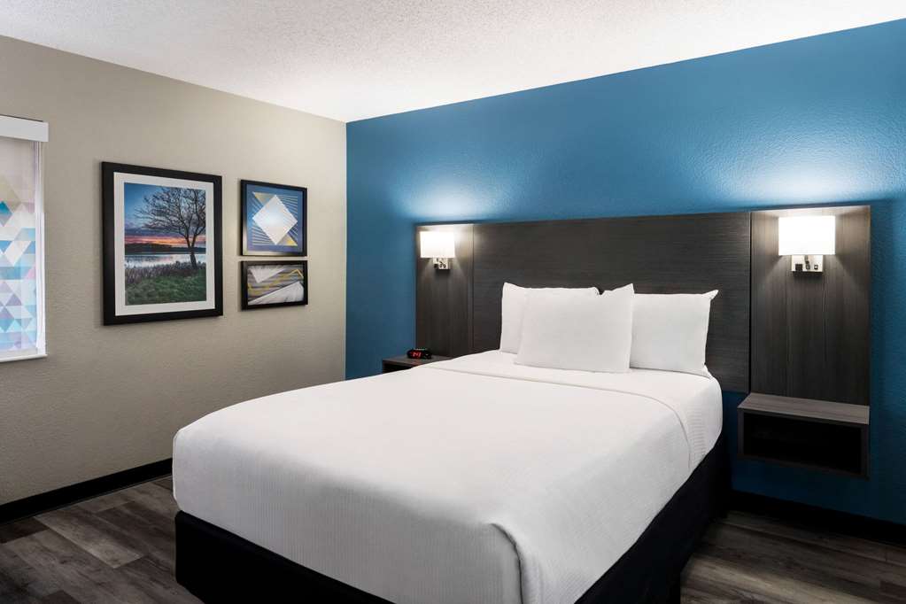 La Quinta Inn & Suites by Wyndham Chicago Tinley Park - photo 18