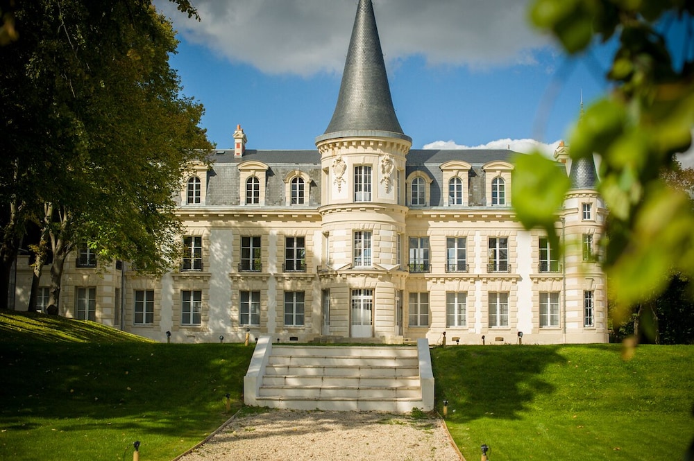 Le Château d'Hardricourt — 4-Star Luxury Hotel in Hardricourt, France