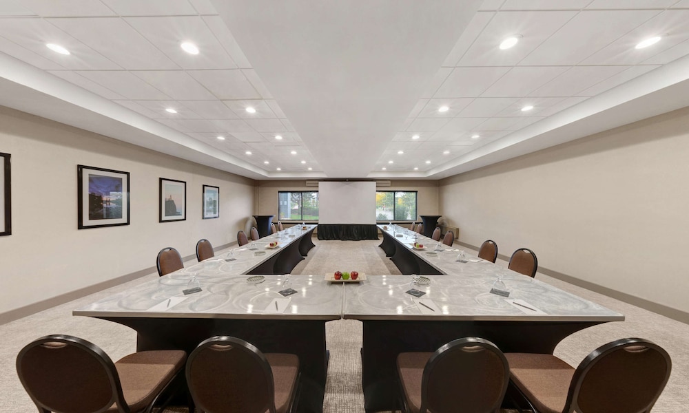 Embassy Suites by Hilton Milwaukee Brookfield - photo 89