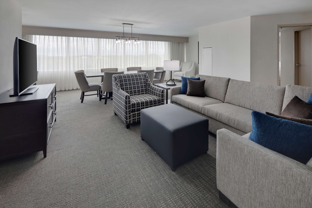 Embassy Suites by Hilton Detroit Troy Auburn Hills - photo 26