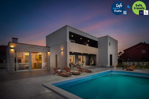 Magnificent Luxury Villa Dominic — 4-Star Luxury Hotel in Privlaka, Croatia