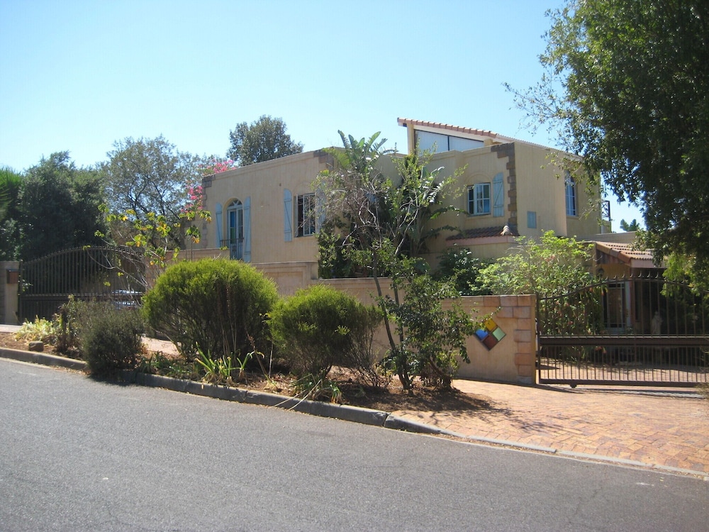 Aurora Guest Units - last minute hotel in Cape Town