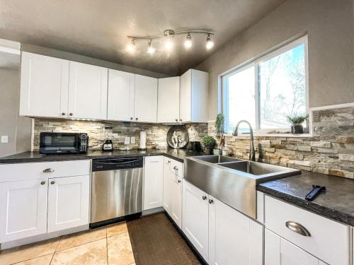 Blue Barn West Side Getaway mins to Center_trails in Colorado Springs, United States