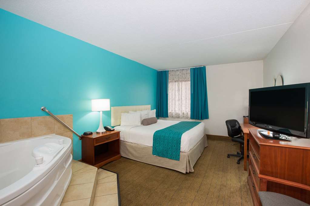 Howard Johnson by Wyndham Evansville East - photo 9