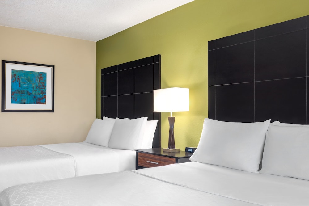 Holiday Inn Express Hotel & Suites Edmond by IHG - photo 6
