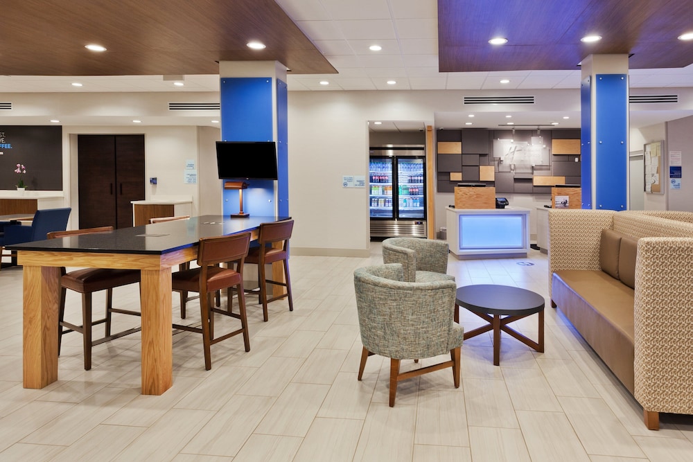 Holiday Inn Express & Suites Fayetteville by IHG - photo 35
