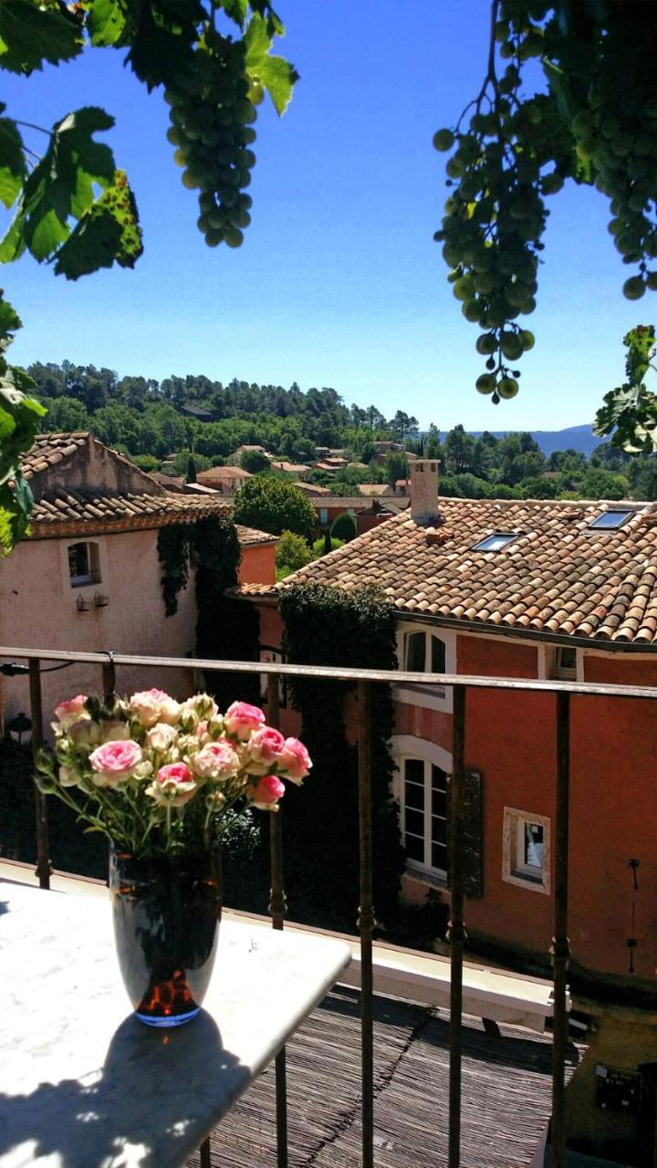 La Dame Au Balcon — Roussillon