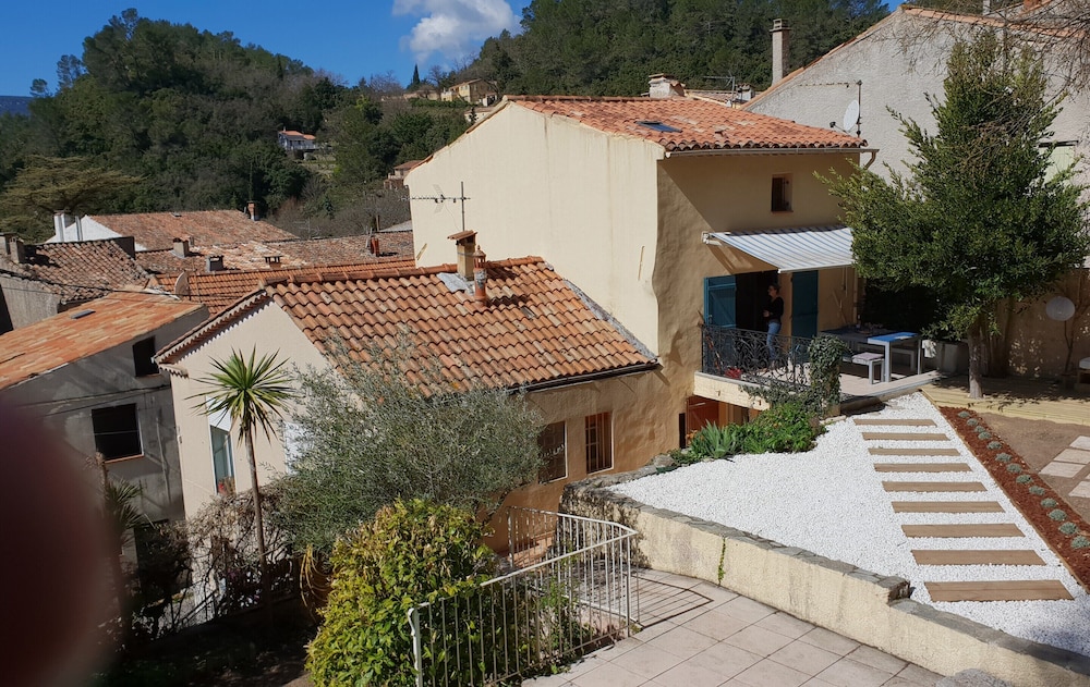 Villa in Meounes les montrieux — 4-Star Luxury Hotel in Meounes-Les-Montrieux, France
