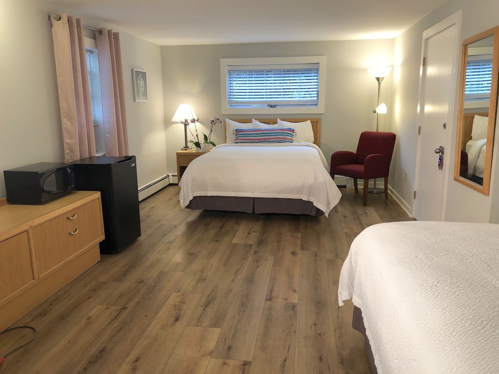 Hyannis Inn - photo 11
