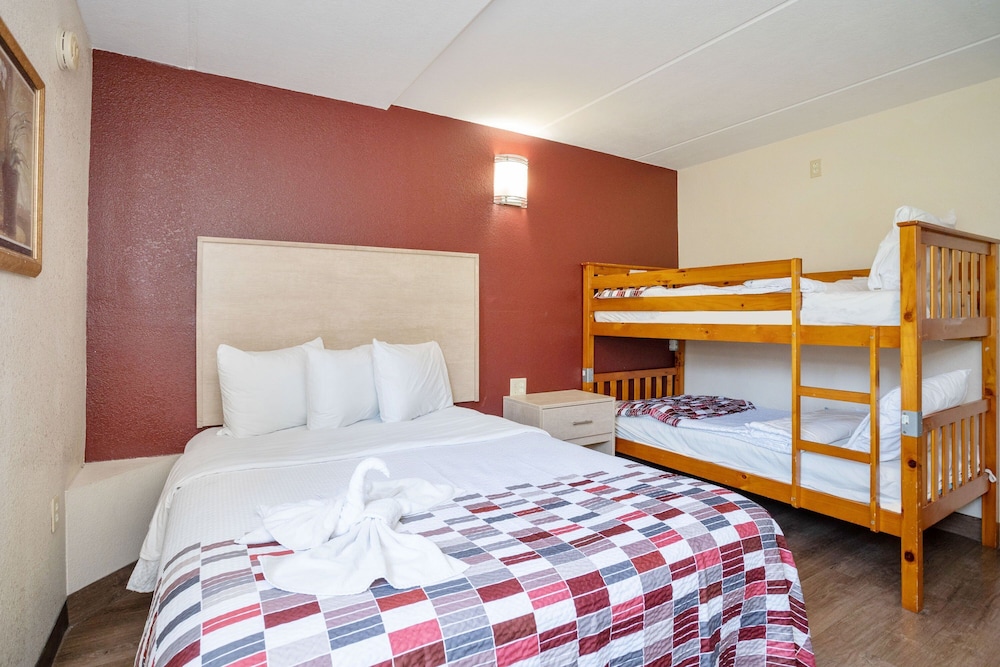 Red Roof Inn & Suites Pigeon Forge Parkway - photo 5
