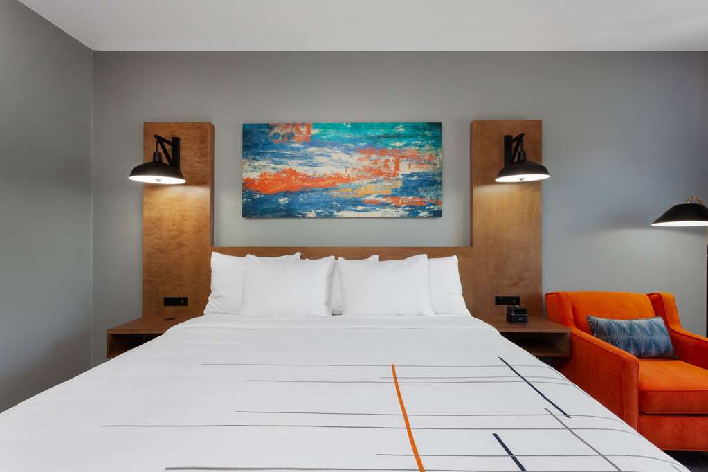 La Quinta Inn & Suites by Wyndham Ft. Myers Sanibel Gateway - photo 17