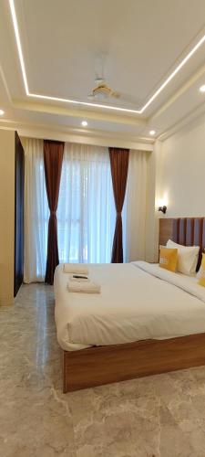 Lime Tree 1BHK Service Apartment Near Artemis Sector 52 Gurgaon