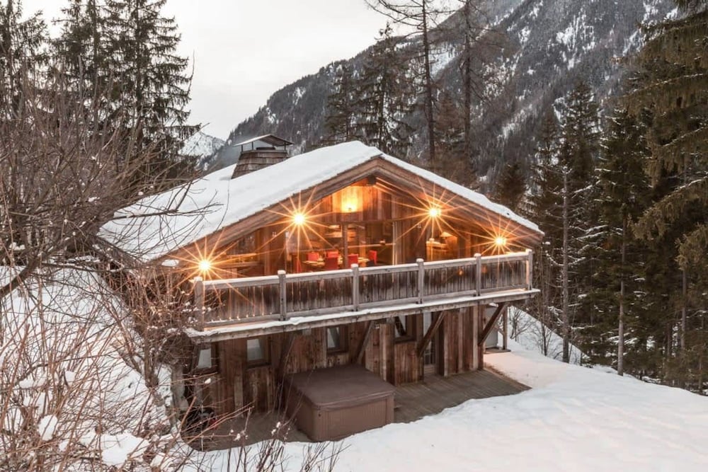 Luxury 3 Bedroom Chalet Jacuzzi Sauna — 4-Star Luxury Hotel in Chamonix-Mont-Blanc, France