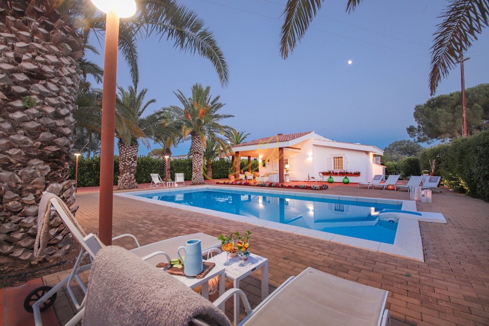 TD Villa Marinesca Typical Villa with Pool — 4-Star Luxury Hotel in Polignano A Mare, Italy