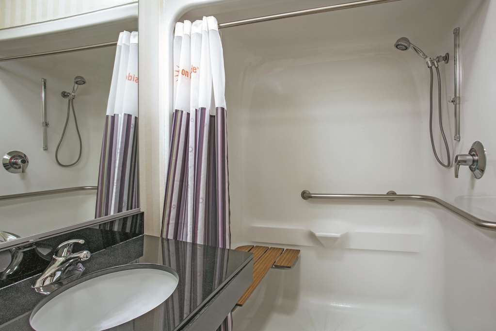 La Quinta Inn & Suites by Wyndham Manassas Battlefield - photo 17