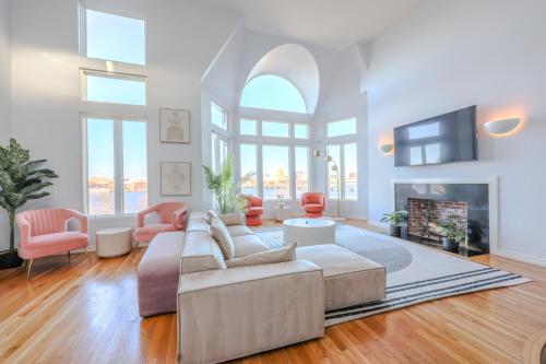 Luxurious Fenway 2BR Penthouse with Roof Decks — 4-Star Luxury Hotel in Boston, United States