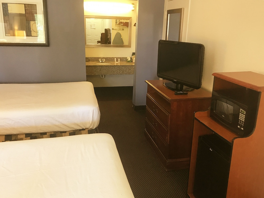 Days Inn & Suites by Wyndham Mobile - photo 36