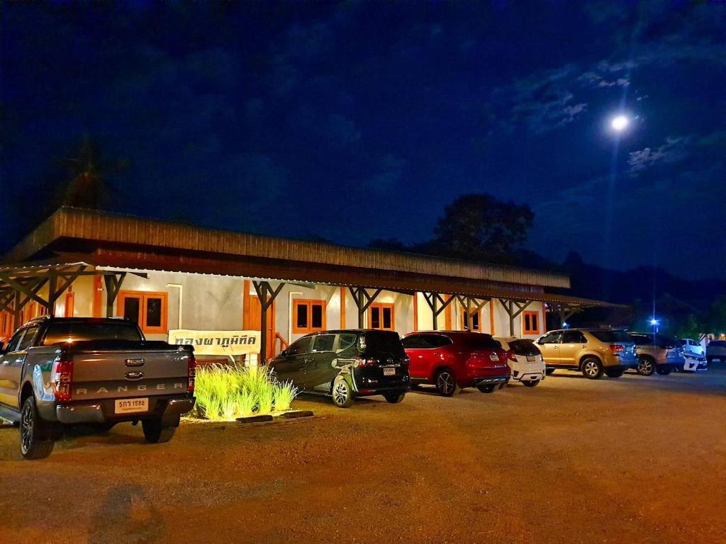 Thongphaphumteak — hotel in Thong Pha Phum